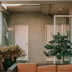 amenager un petit salon — Aménager un petit salon : circulation, rangement, terrasse